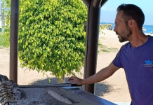 El arte de espetar, un oficio que combina materia prima y pericia al ensartar