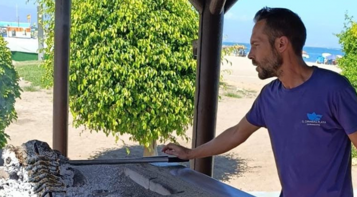 El arte de espetar, un oficio que combina materia prima y pericia al ensartar