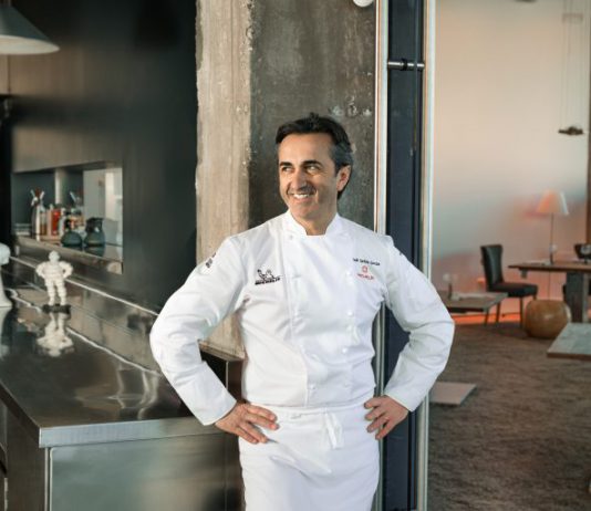 El chef José Carlos García marida y acompaña un espeto sin salir de la provincia