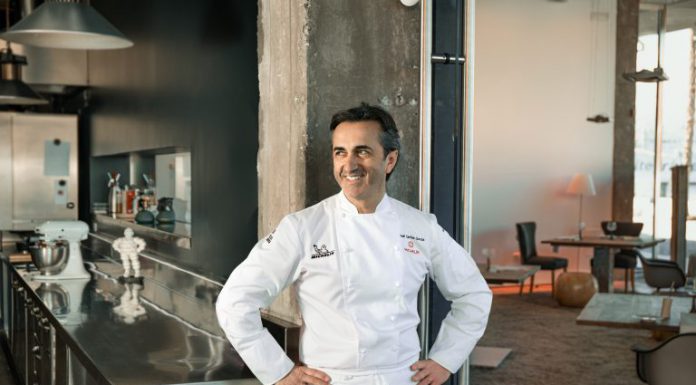 El chef José Carlos García marida y acompaña un espeto sin salir de la provincia