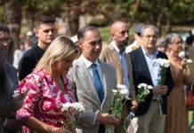 Benalmádena rinde un homenaje a las víctimas de terrorismo con una escultura