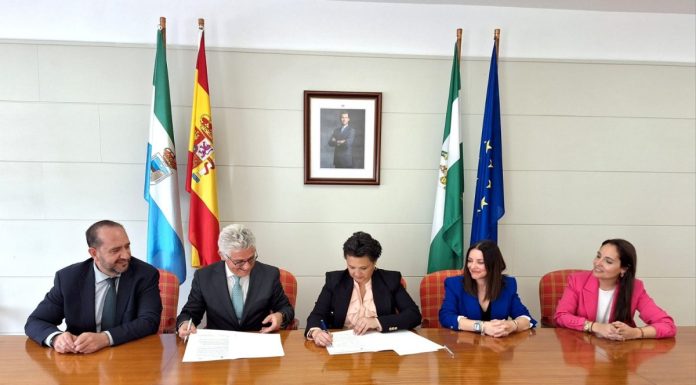 La firma del acuerdo la realizó la alcaldesa de Torremolinos, Margarita del Cid, junto con el director general de la Asociación Española de Codificación Comercial – Asociación de Productores y Distribuidores (AECOC), José María Bonmatí.