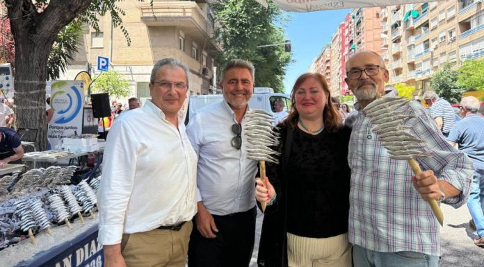 Todo un éxito la 1ª Gran Espetada celebrada este sábado en la zona comercial del Gran Eje, avenida de Andalucía, de Jaén capital.