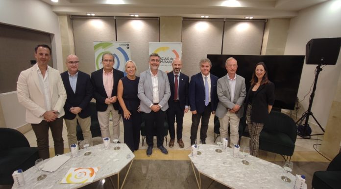 Ayer, en Benalmádena, destacadas figuras del comercio y turismo se reunieron para debatir sobre el futuro de estos sectores en nuestra región