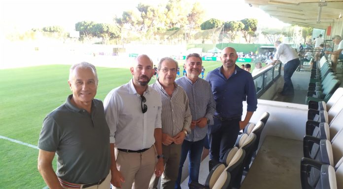 Miembros de la Junta Directiva del Círculo de Empresarios de Torremolinos y Benalmádena asistieron al primer encuentro de pretemporada entre el Juventud Torremolinos CF y el Leyton Orient, de la liga inglesa EFL League One.