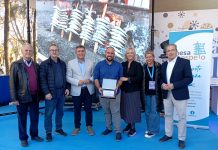El presidente de la Mesa del Espeto y del Círculo de Empresarios, Adolfo Trigueros ha hecho entrega de una placa de reconocimiento coincidiendo con en el Mercado de Sabor a Málaga en nuestra capital.