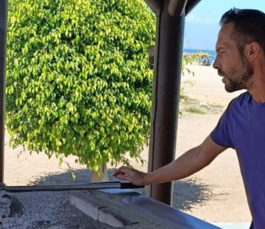 El arte de espetar, un oficio que combina materia prima y pericia al ensartar