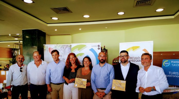 El Círculo entrega al chef Richard Alcaide y al grupo Peñarroya el premio “La Cigala”