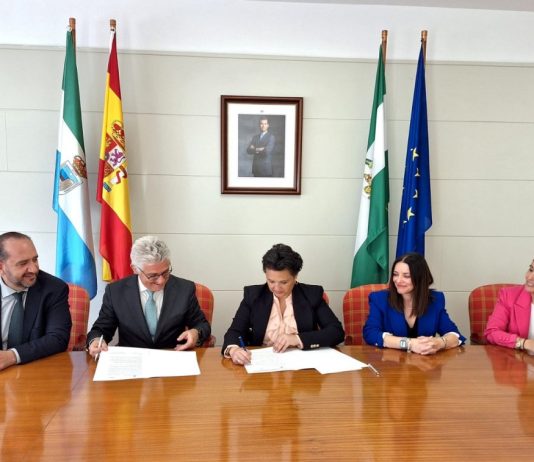 La firma del acuerdo la realizó la alcaldesa de Torremolinos, Margarita del Cid, junto con el director general de la Asociación Española de Codificación Comercial – Asociación de Productores y Distribuidores (AECOC), José María Bonmatí.