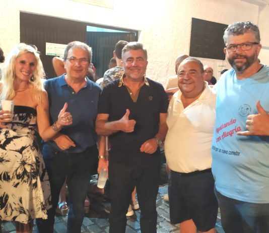 El Círculo de Empresarios de Torremolinos asistió a la verbena solidaria organizada por la ONG Emaús Obra De Amor en la plaza Picasso de Torremolinos.