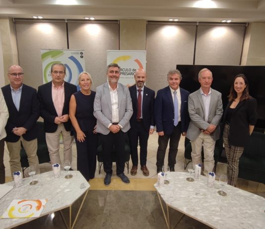 Ayer, en Benalmádena, destacadas figuras del comercio y turismo se reunieron para debatir sobre el futuro de estos sectores en nuestra región