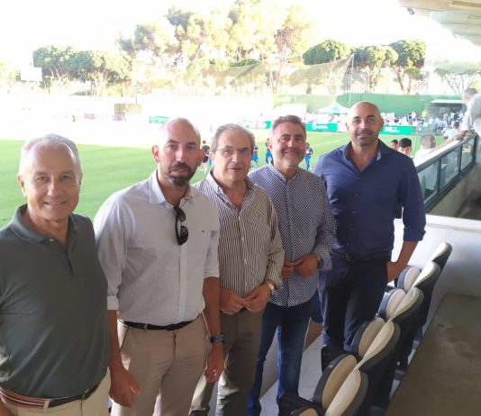 Miembros de la Junta Directiva del Círculo de Empresarios de Torremolinos y Benalmádena asistieron al primer encuentro de pretemporada entre el Juventud Torremolinos CF y el Leyton Orient, de la liga inglesa EFL League One.