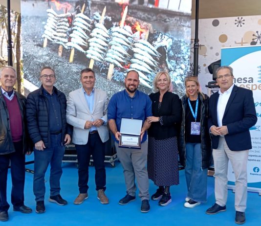 El presidente de la Mesa del Espeto y del Círculo de Empresarios, Adolfo Trigueros ha hecho entrega de una placa de reconocimiento coincidiendo con en el Mercado de Sabor a Málaga en nuestra capital.