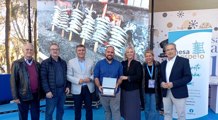 El presidente de la Mesa del Espeto y del Círculo de Empresarios, Adolfo Trigueros ha hecho entrega de una placa de reconocimiento coincidiendo con en el Mercado de Sabor a Málaga en nuestra capital.